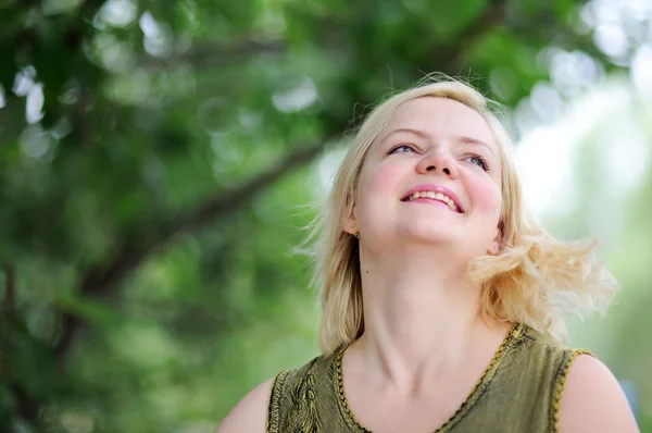 Portrét krásné usmívající se blondýny — Stock fotografie