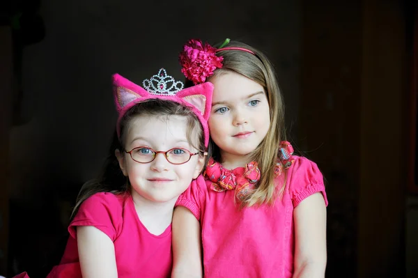 Portret van twee pinky kind meisjes — Stockfoto