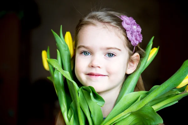 Retrato de menina ensolarada adorável com tulipas — Fotografia de Stock