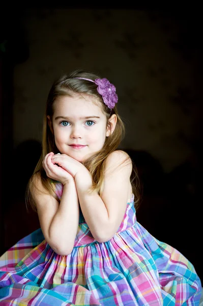 Portret van inschrijving kind meisje op een donkere achtergrond — Stockfoto