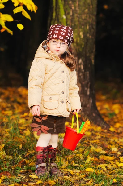 Ładny maluch dziewczyna dosiada jesień las — Zdjęcie stockowe