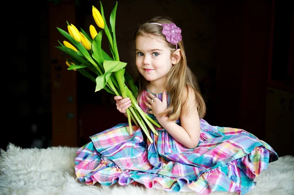 Porträt eines entzückenden sonnigen Mädchens mit Tulpen — Stockfoto