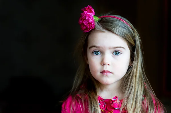 Retrato de niña adorable con diadema —  Fotos de Stock