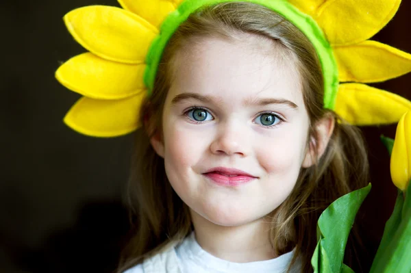 Portret van schattig zonnige kind meisje — Stockfoto