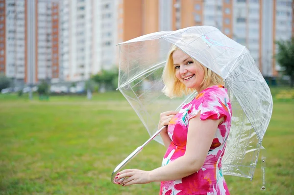 Entzückende blonde Frau posiert draußen mit Regenschirm — Stockfoto