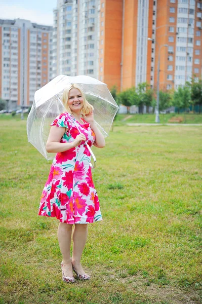 Çok güzel sarışın kadın açık şemsiye ile poz veriyor. — Stok fotoğraf