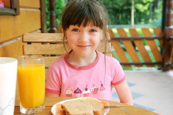 Incroyable enfant fille a un petit déjeuner en plein air — Photo