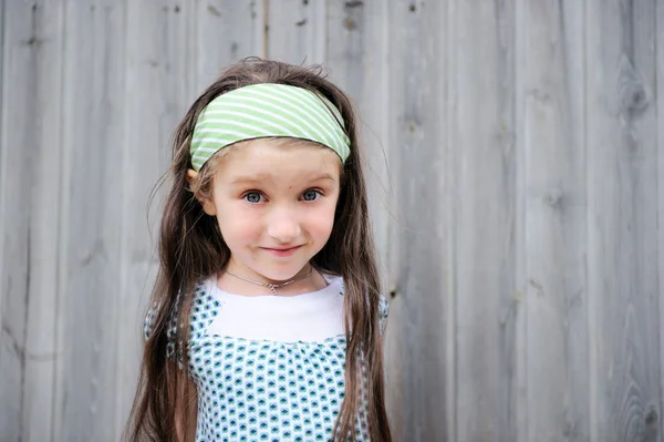 Portrait en plein air d'adorable enfant fille étonnée — Photo