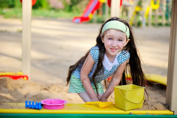 幸せな子供の女の子はサンド ボックスで遊んでください。 — ストック写真
