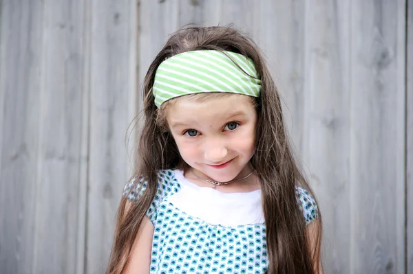Utomhus porträtt av bedårande leende barn flicka — Stockfoto