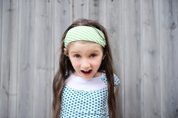Portrét venku dítě dívky s otevřenými ústy — Stock fotografie