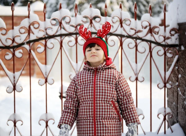 Adorable child girl poses outdoors in Christmas outfit — Stock Photo, Image