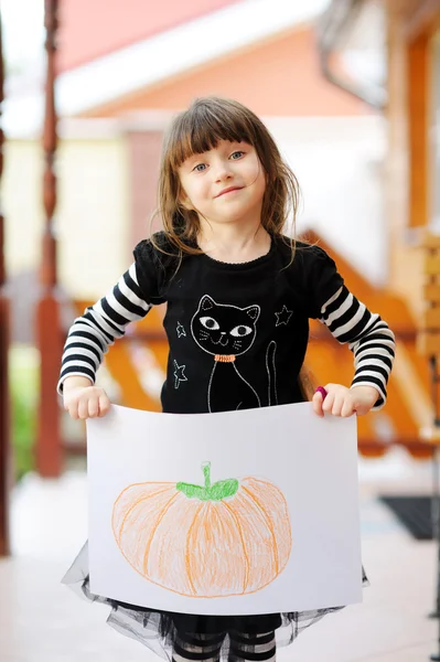 Молодая девушка на улице выступает в качестве черной кошки на Хэллоуин — стоковое фото