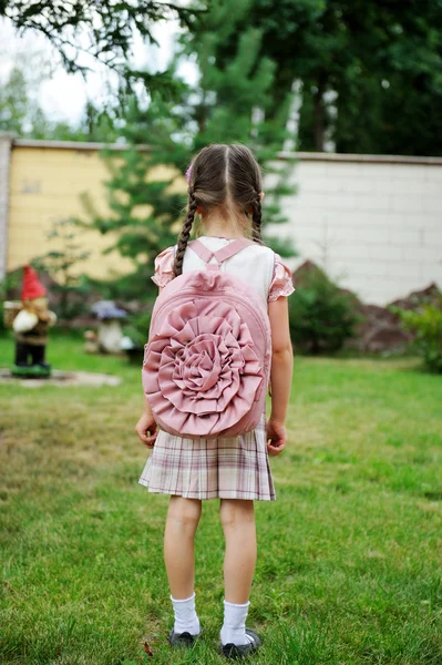 เด็กนักเรียนสาวที่มีกระเป๋าเป้สีชมพู โพสกลางแจ้ง — ภาพถ่ายสต็อก
