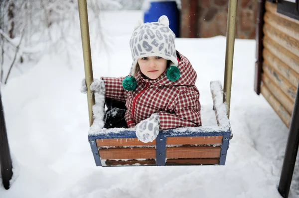 Kız çok güzel çocuk tahterevalli kışın sahiptir. — Stok fotoğraf