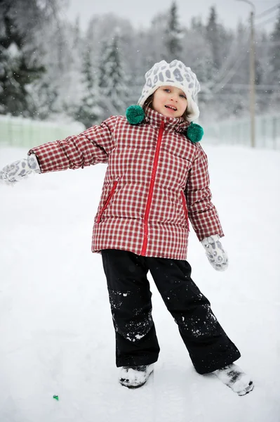 Зимовий портрет чарівної усміхненої дівчинки — стокове фото
