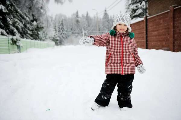 Vinterportrett i full lengde av bedårende datter – stockfoto