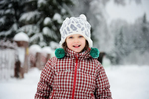 Зимний портрет очаровательной улыбающейся девочки — стоковое фото