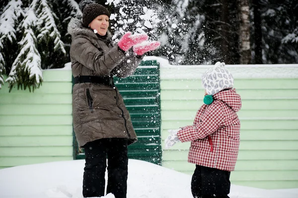 年轻的母亲和女儿玩雪中 — 图库照片