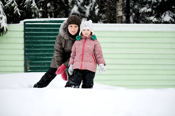 Winterporträt von junger Mutter und Tochter — Stockfoto