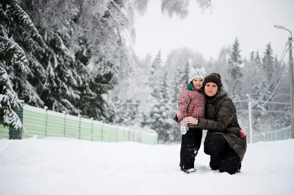 Winter portret van jonge moeder en dochter — Stockfoto