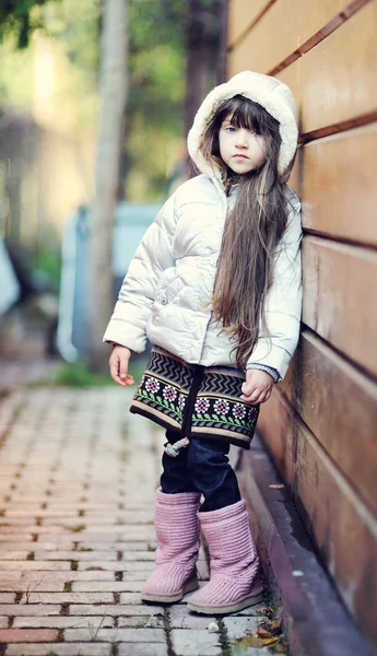 Mignon enfant fille avec de longs cheveux noirs pose à l'extérieur — Photo