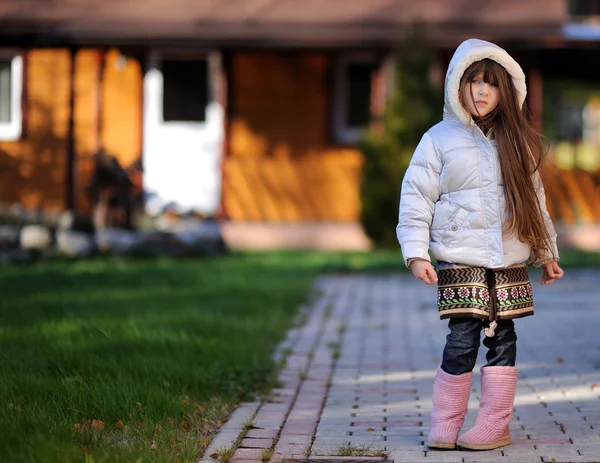 Schattig kind meisje met lang donker haar poses buitenshuis — Stockfoto