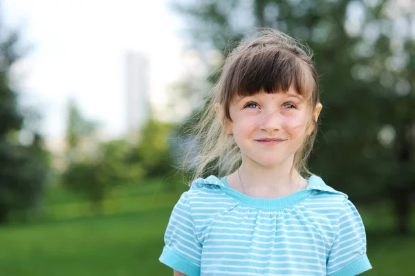 Zewnątrz portret ładny dziecko dziewczynka w Błękitnej Kurtki — Zdjęcie stockowe