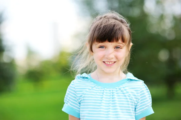 На відкритому повітрі портрет милої дівчинки-дитини в блакитній куртці — стокове фото