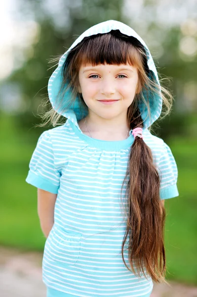Outdoor Portret van schattig kind meisje in blauwe jas — Stockfoto