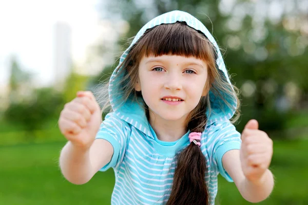 Utomhus porträtt av söta barn flicka i blå jacka — Stockfoto