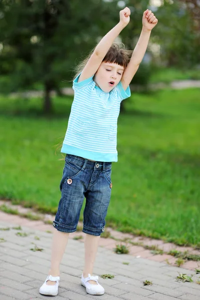 Portret van een brunette kind meisje met handen omhoog — Stockfoto