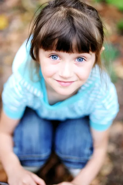 Portrait extérieur de mignonne enfant fille en veste bleue — Photo