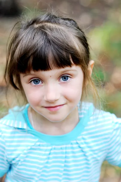Portrait extérieur de mignonne enfant fille en veste bleue — Photo