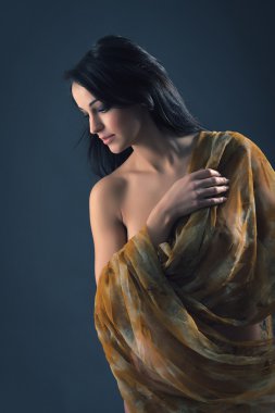 Pelerin ile çekici bir genç kadın