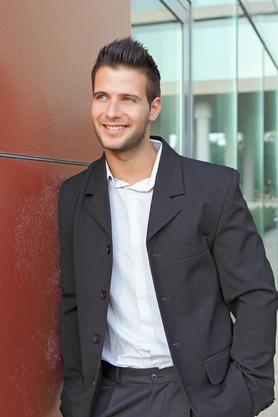 Schöner Geschäftsmann, der draußen lächelt — Stockfoto