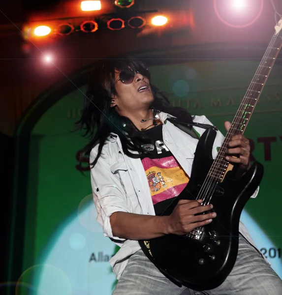 Músico tocando guitarra no palco — Fotografia de Stock