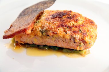 kırıntı yumurta ile kaplı kızarmış som balığı