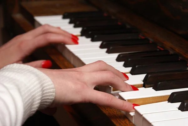 Игра на пианино — стоковое фото