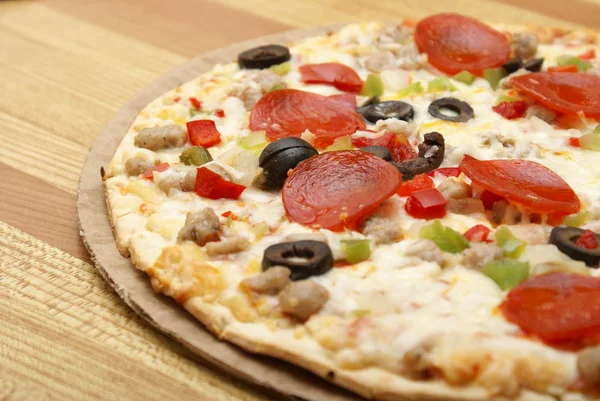 Thin Crust Deluxe Pizza — Stock Photo, Image