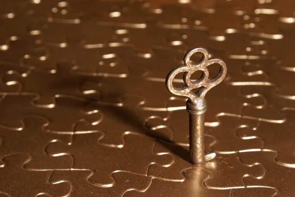 황금 퍼즐의 열쇠고립 된 동전의 더미 — Stock Fotó