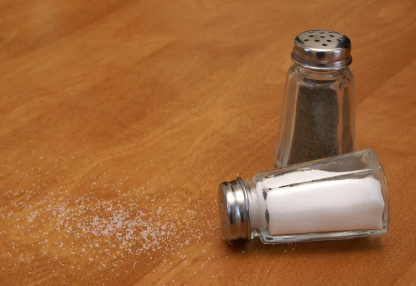 Dökülen tuz shaker — Stok fotoğraf