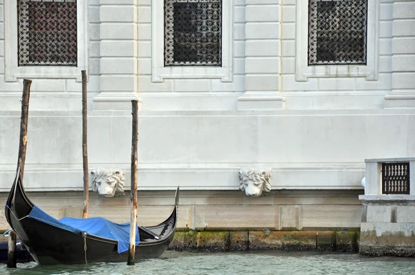 Гондола и венецианская архитектура — стоковое фото