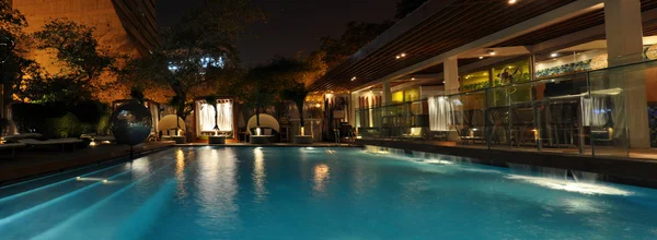 Hotelový bazén v noci — Stock fotografie