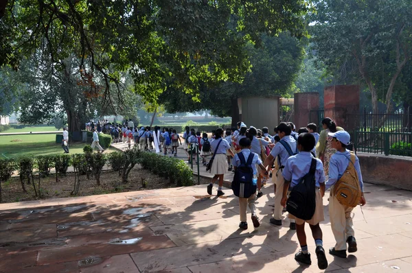นักเรียนในป้อมแดง, เก่าเดลี, อินเดีย . — ภาพถ่ายสต็อก