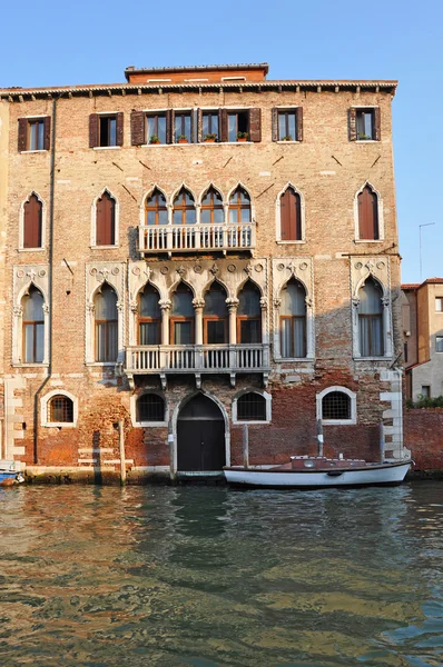 Готель Grand Palace каналом у Венеції — стокове фото