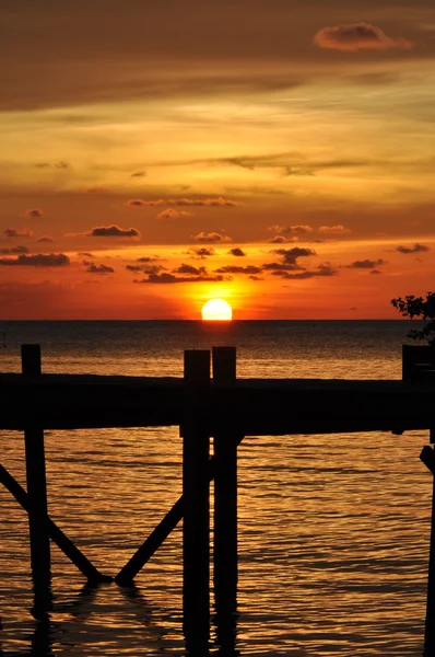 Brygga silhuett i solnedgången — Stockfoto