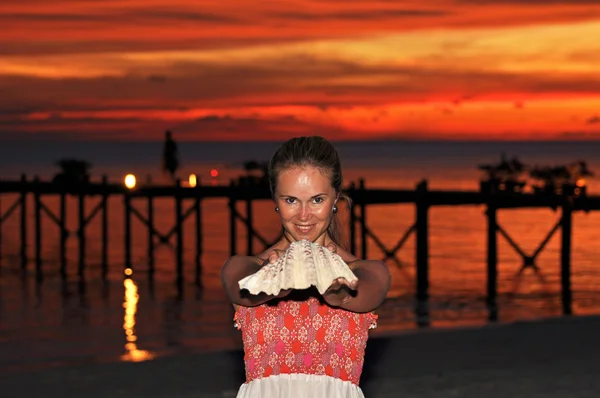 Bella giovane donna con Seashell — Foto Stock
