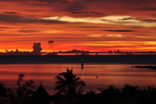 Solnedgång över havet med fyren. — Stockfoto