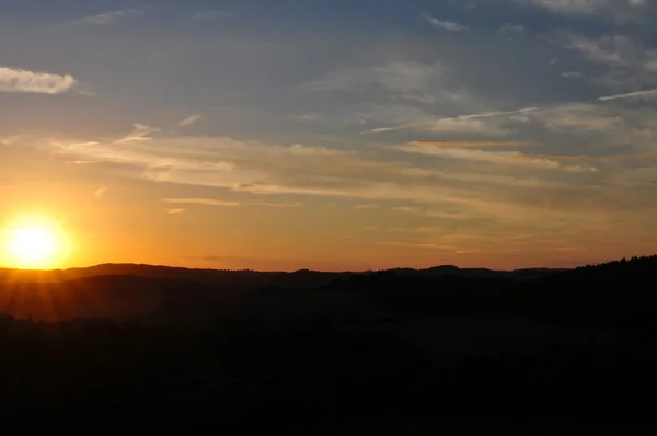 丘に沈む夕日 — ストック写真